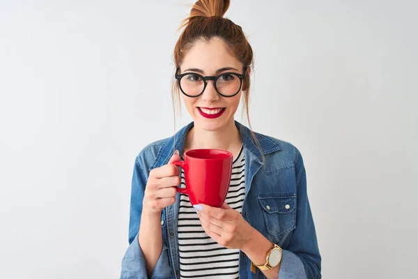 Νεαρή Όμορφη Κοκκινομάλλα Γυναίκα Πίνοντας Φλιτζάνι Καφέ Πάνω Από Απομονωμένο — Φωτογραφία Αρχείου