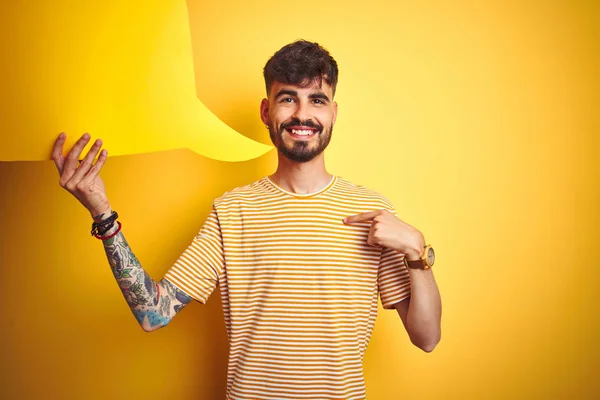 Jovem Com Tatuagem Segurando Bolha Fala Sobre Fundo Amarelo Isolado — Fotografia de Stock