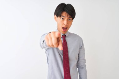 İzole beyaz arka plan üzerinde duran zarif kravat giyen Çinli işadamı hoşnut olmayan ve kameraya sinirli, kızgın ve öfkeli işaret