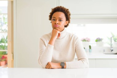 Genç güzel Afrikalı-Amerikalı kadın evde seyir yorgun ve çapraz kolları olan depresyon sorunları ile sıkılmış düşünme.