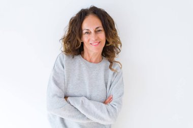 Kıvırcık saçlı güzel orta yaş kadın, beyaz izole arka plan üzerinde dişleri gösteren yüzünde büyük bir gülümseme ile gülüyor, silah geçti neşeli ve mutlu gülümseyen