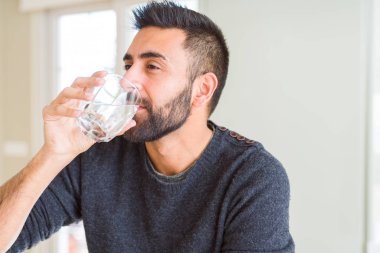 Yakışıklı adam bir bardak taze su içiyor.