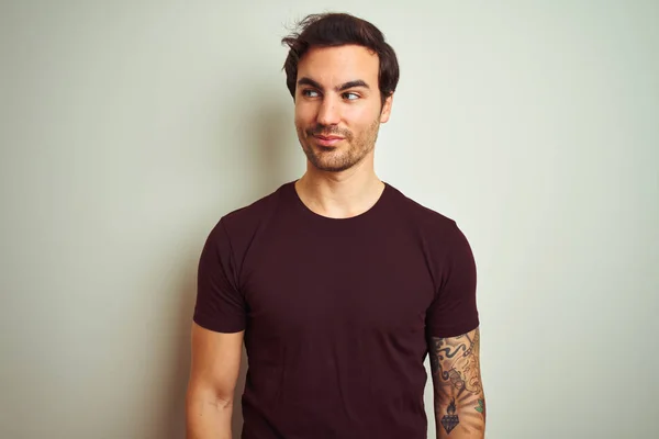 Joven Hombre Guapo Con Tatuaje Usando Una Camiseta Casual Púrpura —  Fotos de Stock