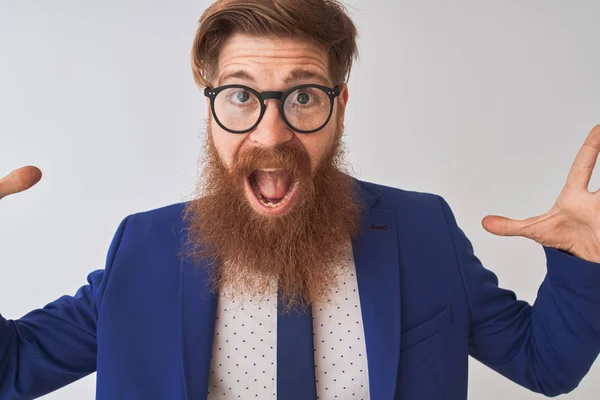 Joven Hombre Negocios Irlandés Pelirrojo Vistiendo Traje Gafas Sobre Fondo —  Fotos de Stock