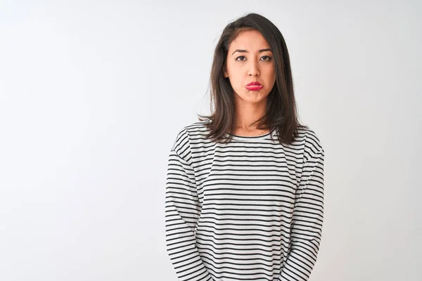 Młoda Piękna Chińska Kobieta Ubrana Pasiaste Shirt Stoi Białym Tle — Zdjęcie stockowe