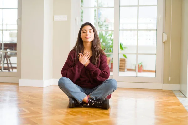 Junge Schöne Frau Die Hause Auf Dem Boden Sitzt Lächelnd — Stockfoto