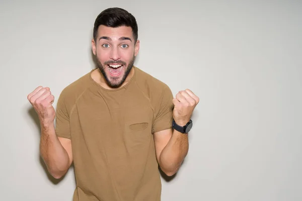 Jovem Homem Bonito Sobre Fundo Isolado Gritando Orgulhoso Celebrando Vitória — Fotografia de Stock