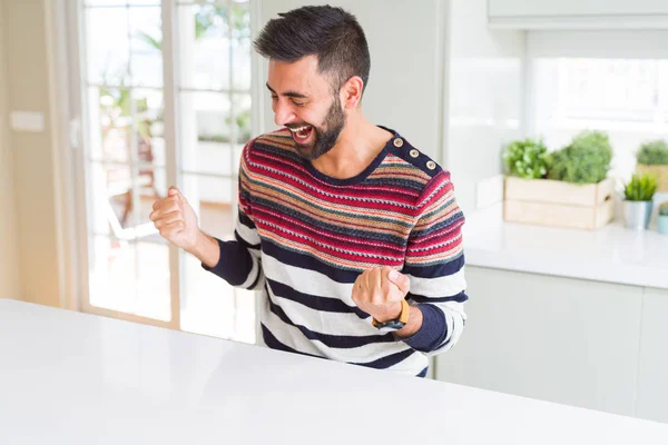 Hombre Hispano Guapo Con Rayas Suéter Casa Muy Feliz Emocionado — Foto de Stock