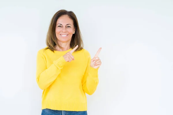 Hermosa Mujer Mediana Edad Vistiendo Suéter Amarillo Sobre Fondo Aislado — Foto de Stock