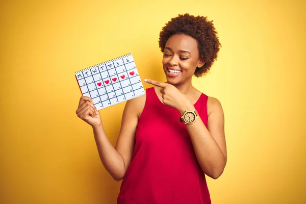 Jonge Afro Amerikaanse Vrouw Houden Menstruatie Kalender Geïsoleerde Gele Achtergrond — Stockfoto