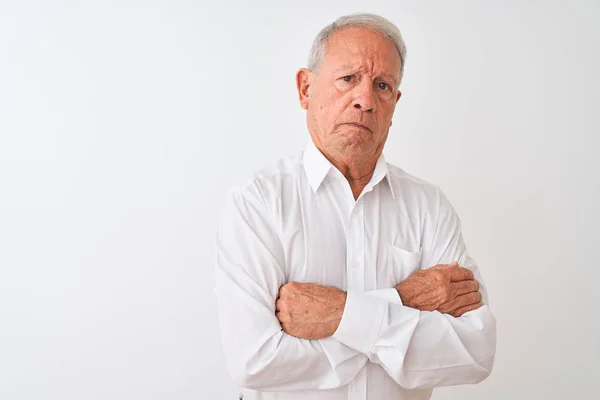 孤立した白い背景に立つエレガントなシャツを着た先輩の灰色の髪の男は懐疑的で神経質で 腕を組んだ顔に失望した表情をしている 否定的な人 — ストック写真