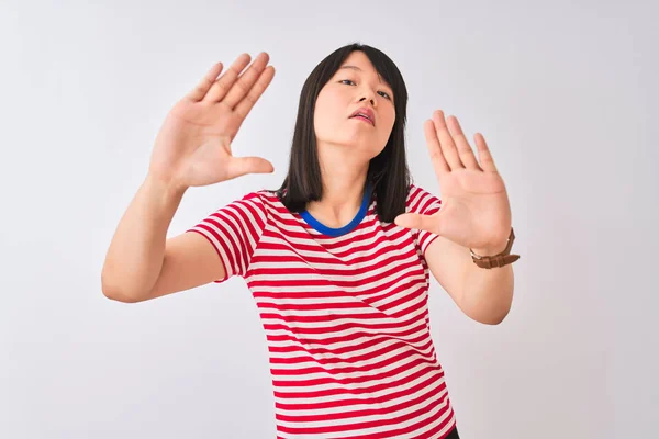 Jovem Mulher Chinesa Bonita Vestindo Vermelho Listrado Shirt Sobre Isolado — Fotografia de Stock