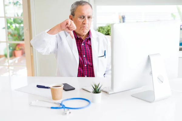 Przystojny Starszy Lekarz Człowiek Robi Badania Pomocą Laptopa Szuka Lekarstwa — Zdjęcie stockowe