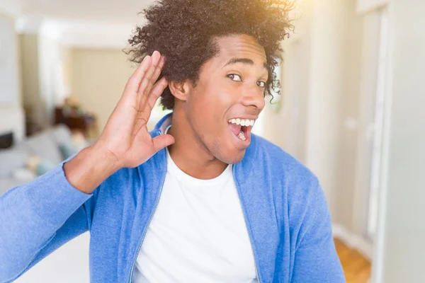 Hombre Afroamericano Casa Sonriendo Con Mano Sobre Oído Escuchando Rumor — Foto de Stock