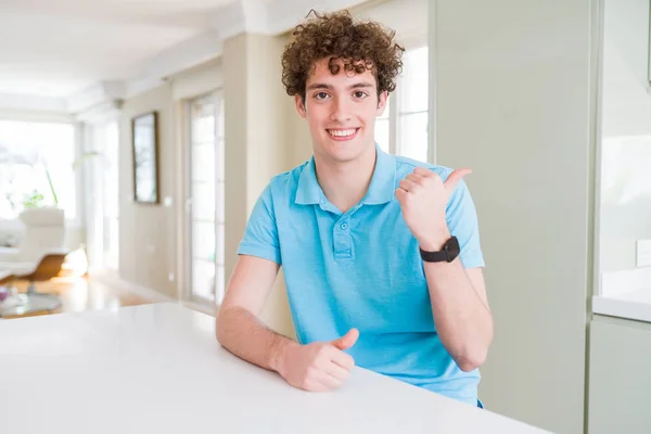 Giovane Bell Uomo Che Indossa Casual Shirt Blu Casa Sorridente — Foto Stock