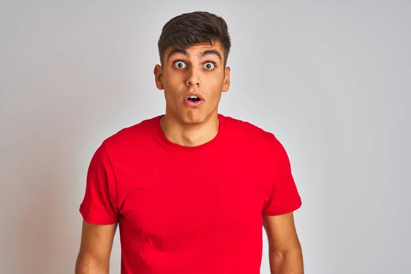 Junger Indischer Mann Rotem Shirt Der Vor Isoliertem Weißem Hintergrund — Stockfoto
