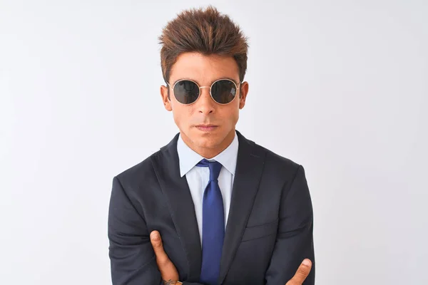 Der Junge Gutaussehende Geschäftsmann Trägt Anzug Und Sonnenbrille Über Dem — Stockfoto