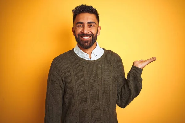 Giovane Uomo Indiano Indossa Maglione Verde Camicia Piedi Sopra Isolato — Foto Stock