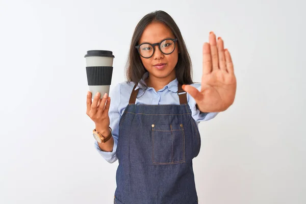 Mladá Čínská Barista Nosí Brýle Izolované Bílé Pozadí Otevřenou Rukou — Stock fotografie