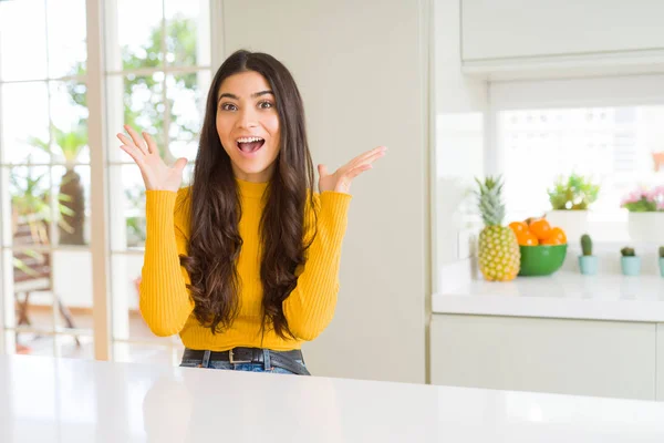 Jovem Mulher Bonita Casa Mesa Branca Comemorando Louco Espantado Com — Fotografia de Stock