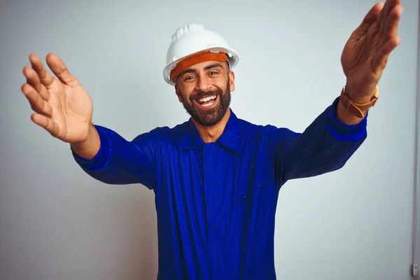 Gutaussehender Indischer Arbeiter Uniform Und Helm Vor Isoliertem Weißen Hintergrund — Stockfoto