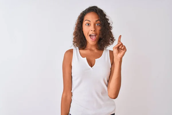 Jovem Brasileira Vestindo Camiseta Casual Sobre Fundo Branco Isolado Apontando — Fotografia de Stock