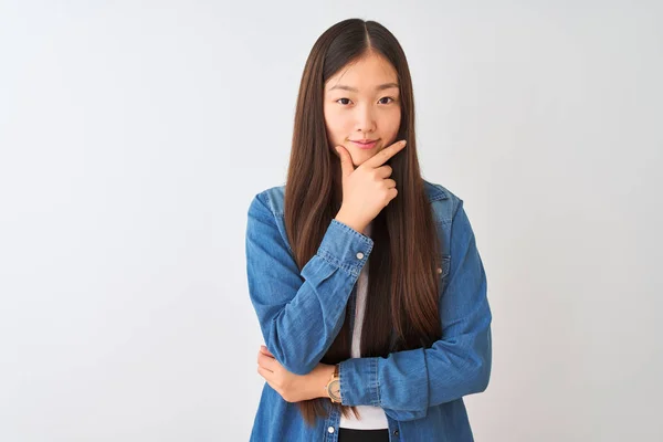 Mladá Čínská Žena Která Měla Sobě Džínou Košili Stojící Nad — Stock fotografie