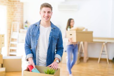 Güzel genç çift yeni bir eve taşınıyor, yeni bir daire için heyecanlı.