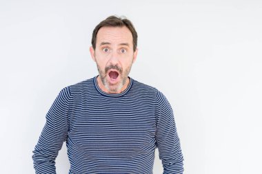 Yakışıklı komuta sizde korkmuş ve şok sürpriz ifade ile izole arka plan üzerinde korku ve yüz heyecanlı.