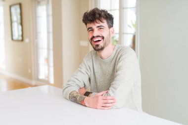 Yakışıklı genç adam kamera neşeli gülümseyen bir geçti