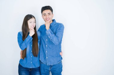 Beyaz izole arka plan üzerinde güzel genç asyalı çift çapraz kolları ve çene üzerinde kaldırdı el ile gülümseyerek kamera emin bakıyor. Olumlu düşünme.