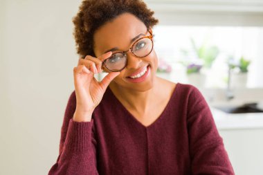 Afro saçlı gözlüklü güzel genç Afrika kadın