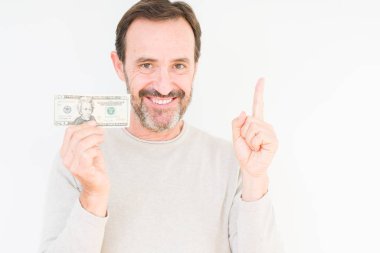 Üst düzey adam izole arka plan üzerinde yirmi dolar banka notu tutan mutlu yüz, bir numaralı ile bir fikir ya da soru işaret parmağı ile şaşırttı