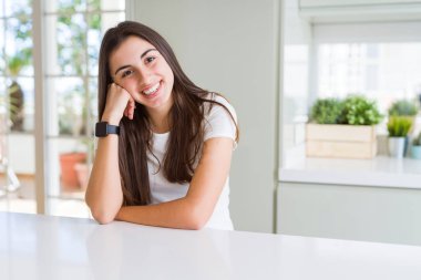 Güzel genç esmer kadın yüz gösteren büyük bir gülümseme ile kamera bakıyor neşeli gülümseyen