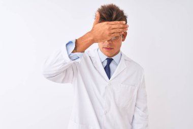 Genç yakışıklı sciencist adam gözlük ve ceket izole beyaz arka plan üzerinde el ile gözleri kaplayan, ciddi ve üzgün görünümlü giyiyor. Görme, gizleme ve reddetme kavramı
