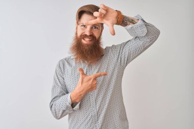 Genç kızıl İrlandalı adam rahat gömlek giyerek izole beyaz arka plan üzerinde duran gülümseyerek mutlu yüzü ile elleri ve parmakları ile çerçeve yapma. Yaratıcılık ve fotoğrafçılık konsepti.