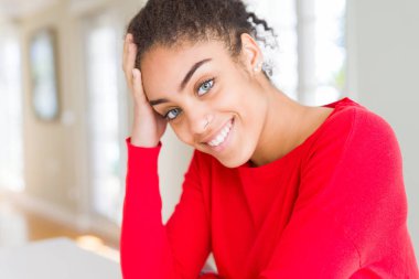 Güzel genç Afrikalı Amerikalı kadın neşeli, dinozor gülümsüyor