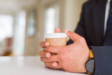 Kahve tutan orta yaş biri yakın çekim