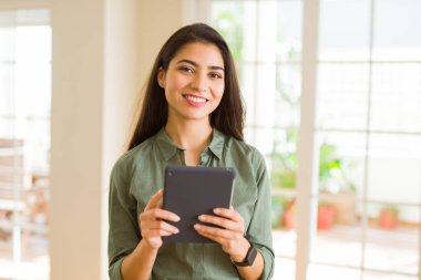 Touchpad tablet kullanarak çalışan güzel genç kadın 