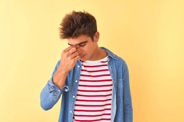 Ein Junger Gutaussehender Mann Gestreiftem Shirt Und Jeanshemd Vor Isoliertem — Stockfoto