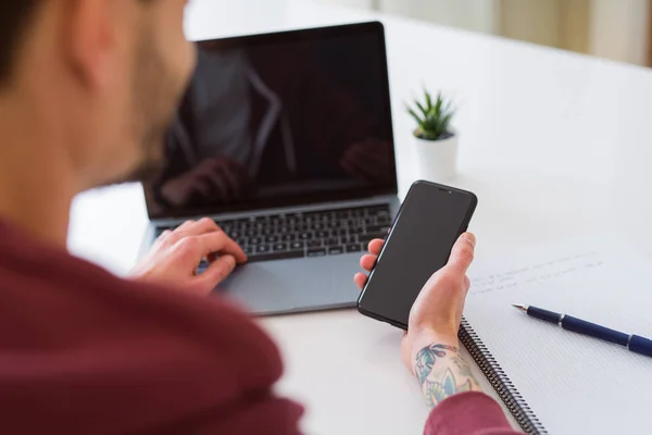 Homem de negócios trabalhando usando laptop e smartphone, showi — Fotografia de Stock