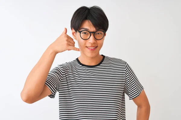Hombre Chino Con Gafas Camiseta Rayas Marina Pie Sobre Fondo —  Fotos de Stock