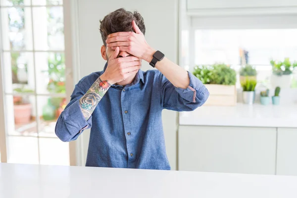 Jovem Vestindo Camisa Casual Sentado Mesa Branca Cobrindo Olhos Boca — Fotografia de Stock