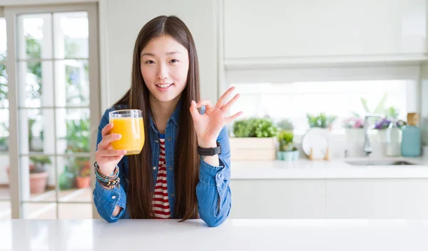 Hermosa Mujer Asiática Bebiendo Vaso Jugo Naranja Fresca Haciendo Signo —  Fotos de Stock