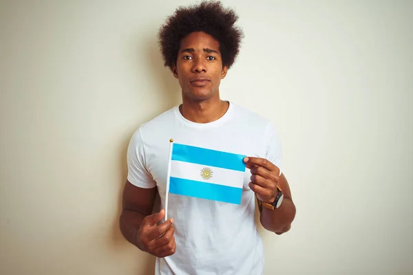 Αφροαμερικανός Τουρίστας Που Κατέχει Αργεντινής Αργεντινή Σημαία Πάνω Από Απομονωμένο — Φωτογραφία Αρχείου