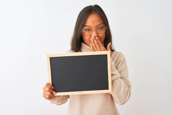 Ung Kinesisk Kvinna Bär Glasögon Håller Blackboard Över Isolerade Vit — Stockfoto