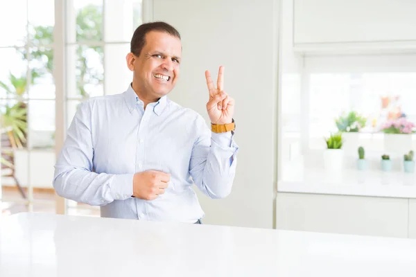 Homem Meia Idade Sentado Casa Sorrindo Com Rosto Feliz Piscando — Fotografia de Stock