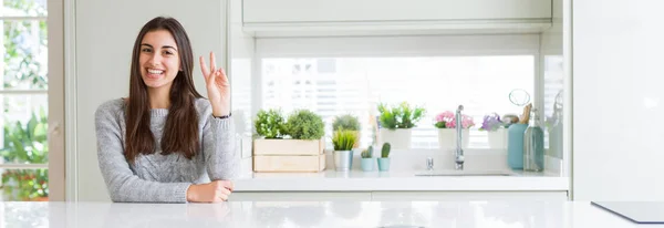 Imagen Gran Angular Hermosa Joven Sentada Mesa Blanca Casa Sonriendo — Foto de Stock