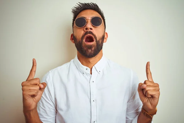 Knappe Indiase Buinessman Dragen Shirt Zonnebril Geïsoleerde Witte Achtergrond Verbaasd — Stockfoto