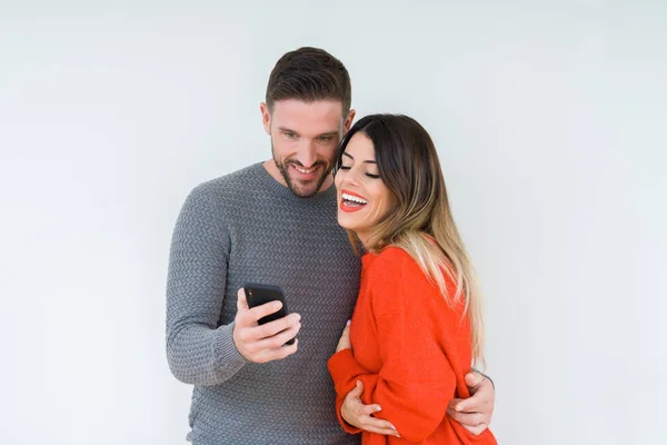 Hermosa Pareja Joven Enamorada Besándose Abrazándose Usando Teléfono Inteligente —  Fotos de Stock